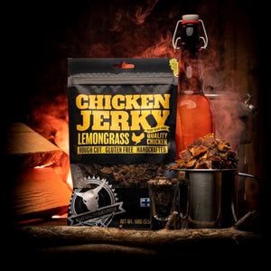 Kuivalihakundi Kylling Jerky med Sitrongress i et mørkt rom med flaske og stålkopp fylt med biter