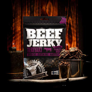 Kuivalihakundi Beef Jerky Teriyaki foran flammer, med stålkopp fylt med biter