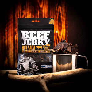 Kuivalihakundi Beef Jerky Hot Naga foran flammer, med stålkopp fylt med biter