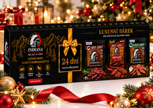 Indiana Jerky Julekalender, lang svart eske med gullsløyfe og Indiana jerkyposer foran et opplyst juletre