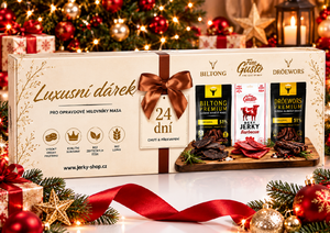 Fine Gusto Jerky Julekalender, kremhvit eske med kobbersløyfe og poser med Biltong, Fine Gusto og droëwors under et juletre