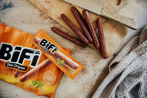 BiFi Original pølser og innpakninger på en trefjøl, sett ovenfra