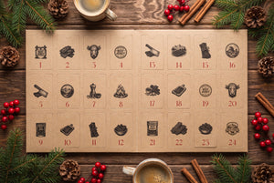 Jack Link's julekalender åpnet flatt sett ovenfra, 24 nummererte luker med håndtegnede jerkyillustrasjoner
