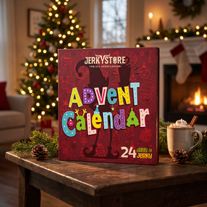 Jerky Store julekalender på et trebord i en stue med tent juletre og peis