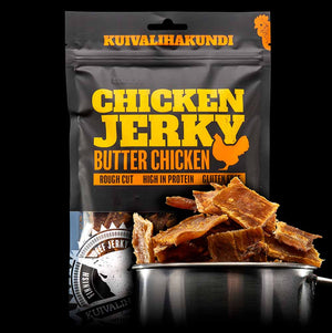 Kuivalihakundi Kylling Jerky Butter Chicken pose med jerkybiter i en stålkjele