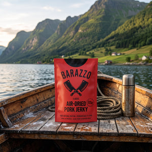 Barazzo Tørket Svinefilet Klassisk på dekket av en liten båt på fjorden, med tau og termos i kveldssol, AI-generert bilde