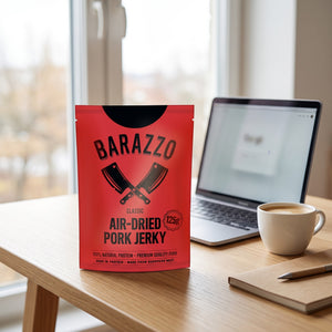 Barazzo Tørket Svinefilet Klassisk på skrivebordet ved siden av laptop, kaffekopp og notatbok, AI-generert bilde