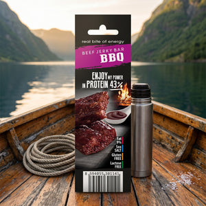 JerkyShop Biff Bar BBQ på dekket av en liten båt på fjorden, med tau og termos i kveldssol, AI-generert bilde