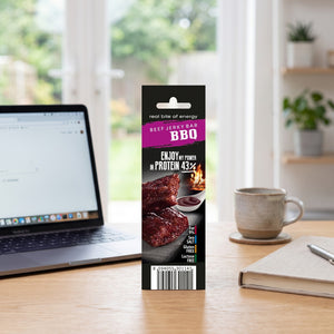 JerkyShop Biff Bar BBQ på skrivebordet ved siden av laptop, kaffekopp og notatbok, AI-generert bilde