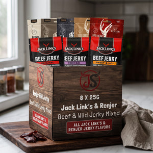 Beef & Beyond Box - Jack Link's & Renjer Mix på en mørk skjærefjøl på kjøkkenbenken i dempet vinduslys, AI-generert bilde