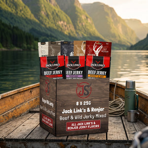 Beef & Beyond Box - Jack Link's & Renjer Mix på dekket av en liten båt på fjorden, med tau og termos i kveldssol, AI-generert bilde