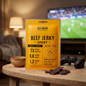 Meat Makers Sports Okse med Ingefær & Honning på stuebordet en kveld, med spillkontroll og en liten skål, AI-generert bilde