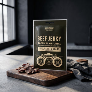 Meat Makers Tactical Beef Jerky Original på en mørk skjærefjøl på kjøkkenbenken i dempet vinduslys, AI-generert bilde