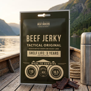 Meat Makers Tactical Beef Jerky Original på dekket av en liten båt på fjorden, med tau og termos i kveldssol, AI-generert bilde
