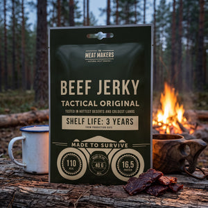 Meat Makers Tactical Beef Jerky Original på en stokk ved bålet i furuskogen i skumringen, med emaljekopp og kuksa, AI-generert bilde