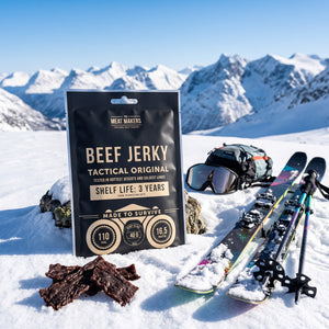 Meat Makers Tactical Beef Jerky Original i snøen ved siden av turski og staver på en solrik vinterdag i fjellet, AI-generert bilde