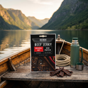 Meat Makers Beef Jerky Hot på dekket av en liten båt på fjorden, med tau og termos i kveldssol, AI-generert bilde