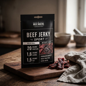 Meat Makers Sports Beef Original på en mørk skjærefjøl på kjøkkenbenken i dempet vinduslys, AI-generert bilde