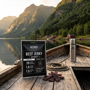 Meat Makers Sports Beef Original på dekket av en liten båt på fjorden, med tau og termos i kveldssol, AI-generert bilde