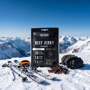 Meat Makers Sports Beef Original i snøen ved siden av turski og staver på en solrik vinterdag i fjellet, AI-generert bilde