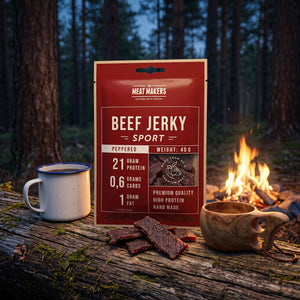 Meat Makers Sports Okse med Pepper på en stokk ved bålet i furuskogen i skumringen, med emaljekopp og kuksa, AI-generert bilde