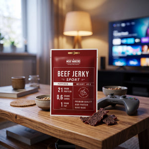 Meat Makers Sports Okse med Pepper på stuebordet en kveld, med spillkontroll og en liten skål, AI-generert bilde
