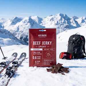 Meat Makers Sports Okse med Pepper i snøen ved siden av turski og staver på en solrik vinterdag i fjellet, AI-generert bilde