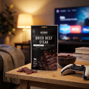 Meat Makers Tørket Oksefilet på stuebordet en kveld, med spillkontroll og en liten skål, AI-generert bilde