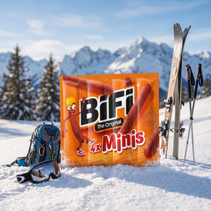 BiFi Minis 4-pack i snøen ved siden av turski og staver på en solrik vinterdag i fjellet, AI-generert bilde