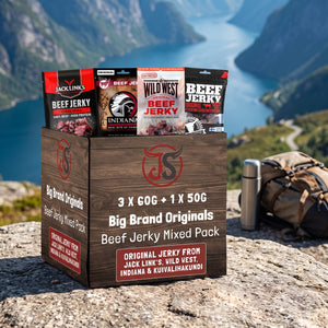 Big Brand Originals Beef Jerky Mixed Pack på en stein ved en fjellsti høyt over fjorden, med ryggsekk og termos, AI-generert bilde