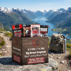 Big Brand Originals Beef Jerky Mixed Pack på en stein ved en fjellsti høyt over fjorden, med ryggsekk og termos, AI-generert bilde