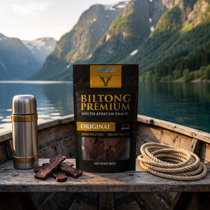 Biltong Premium Original på dekket av en liten båt på fjorden, med tau og termos i kveldssol, AI-generert bilde