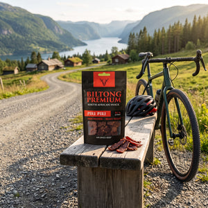 Biltong Premium Piri Piri på en benk ved grusveien, med sykkel og sykkelhjelm, AI-generert bilde