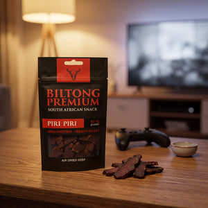 Biltong Premium Piri Piri på stuebordet en kveld, med spillkontroll og en liten skål, AI-generert bilde
