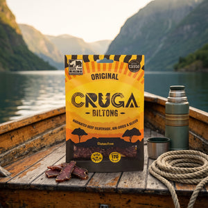 Cruga Biltong Original på dekket av en liten båt på fjorden, med tau og termos i kveldssol, AI-generert bilde