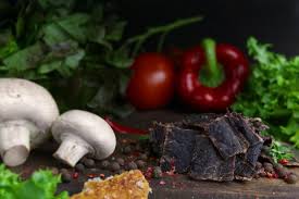 Nærbilde av Kuivalihakundi røkt beef jerky med sjampinjong, tomat og paprika