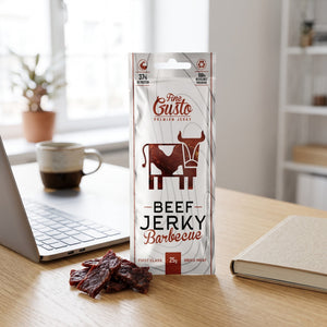 Fine Gusto Beef Jerky BBQ på skrivebordet ved siden av laptop, kaffekopp og notatbok, AI-generert bilde