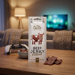 Fine Gusto Beef Jerky Naturell på stuebordet en kveld, med spillkontroll og en liten skål, AI-generert bilde