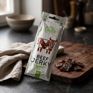 Fine Gusto Beef Jerky Pepper på en mørk skjærefjøl på kjøkkenbenken i dempet vinduslys, AI-generert bilde