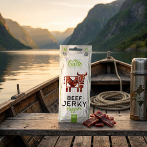 Fine Gusto Beef Jerky Pepper på dekket av en liten båt på fjorden, med tau og termos i kveldssol, AI-generert bilde