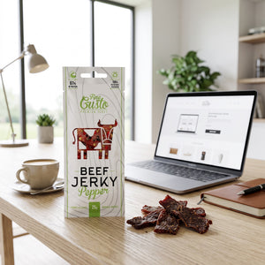 Fine Gusto Beef Jerky Pepper på skrivebordet ved siden av laptop, kaffekopp og notatbok, AI-generert bilde