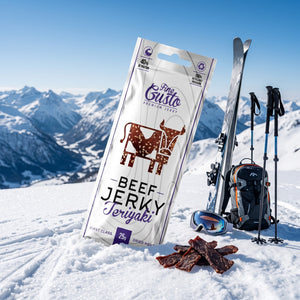 Fine Gusto Beef Jerky Teriyaki i snøen ved siden av turski og staver på en solrik vinterdag i fjellet, AI-generert bilde