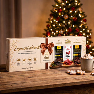 Fine Gusto Jerky Julekalender på et trebord ved juletreet, med kakao og pepperkaker, KI-generert bilde