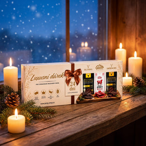 Fine Gusto Jerky Julekalender i en vinduskarm med tente lys og kongler, snø utenfor, KI-generert bilde