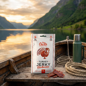 Fine Gusto Kalkun Jerky BBQ på dekket av en liten båt på fjorden, med tau og termos i kveldssol, AI-generert bilde