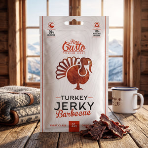 Fine Gusto Kalkun Jerky BBQ på et trebord i en hytte, med ullpledd, emaljekopp og snødekte fjell utenfor vinduet, AI-generert bilde