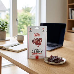 Fine Gusto Kalkun Jerky BBQ på skrivebordet ved siden av laptop, kaffekopp og notatbok, AI-generert bilde