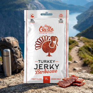 Fine Gusto Kalkun Jerky BBQ på en stein ved en fjellsti høyt over fjorden, med ryggsekk og termos, AI-generert bilde