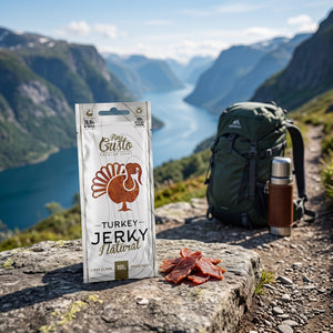 Fine Gusto Kalkun Jerky Naturell på en stein ved en fjellsti høyt over fjorden, med ryggsekk og termos, AI-generert bilde