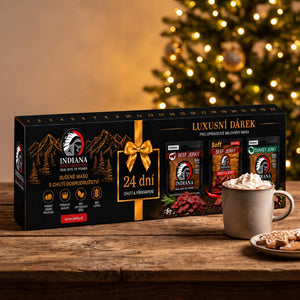 Indiana Jerky Julekalender på et trebord ved juletreet, med kakao og pepperkaker, KI-generert bilde